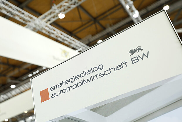 Strategiedialog Automobilwirtschaft BW Logo des Strategiedialog Automobilwirtschaft BW auf einer Messewand